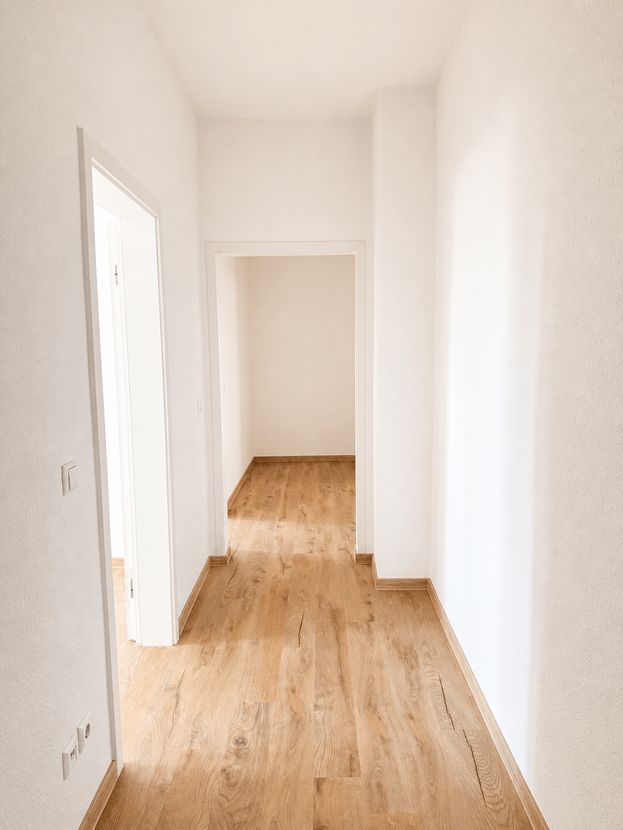 Lichtdurchfluteter Flur mit Holzboden in der möblierten Wohnung Dresden-Reick