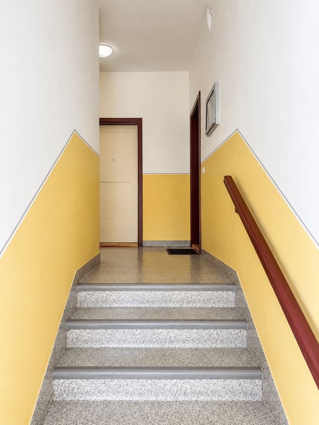 Gepflegtes Treppenhaus des Wohnhauses am Anger in Dresden-Reick
