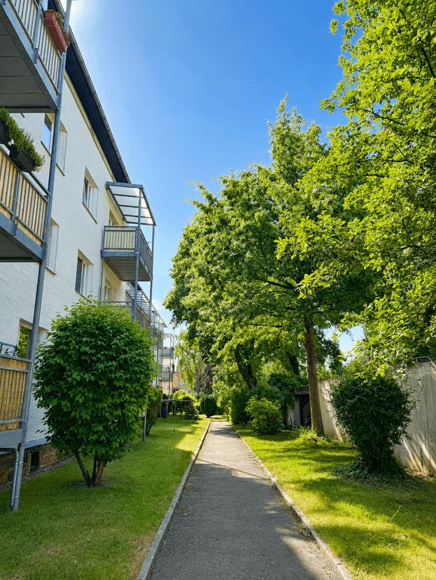 Grünanlage rund um das Wohnhaus der Trenta Living Wohnung in Dresden-Reick