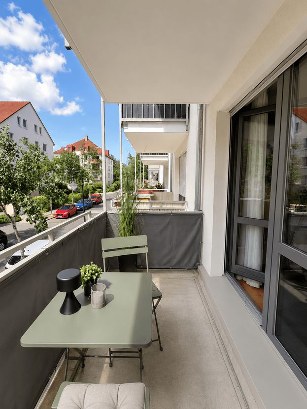 Balkon mit Sitzgruppe der Trenta Living Wohnung in Dresden-Zschertnitz